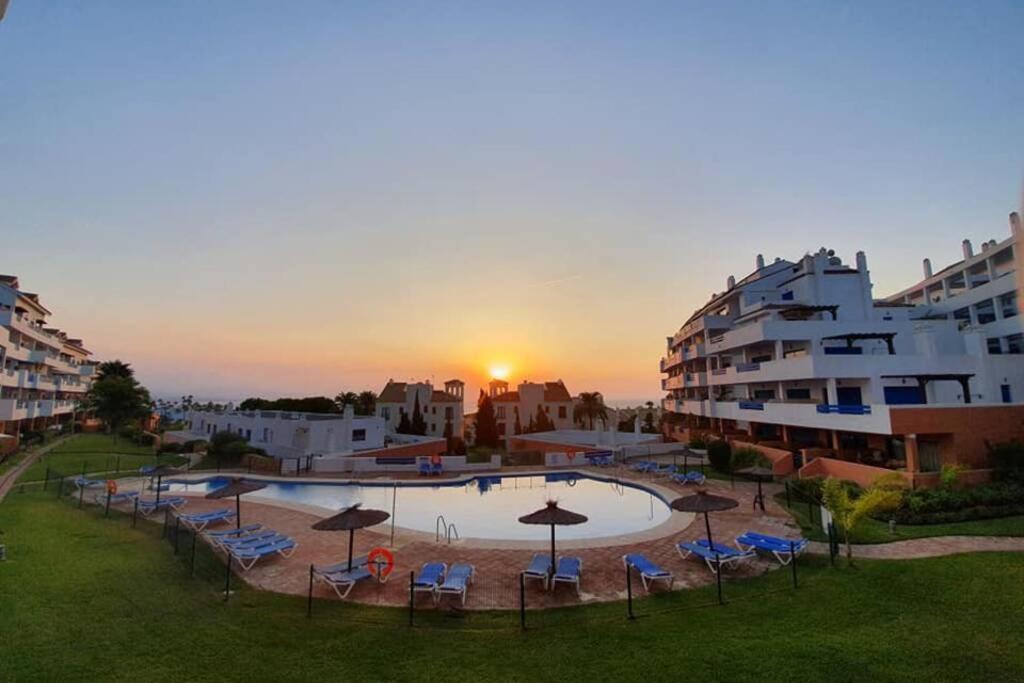 Castillo de Sabinillas Beautiful Apartment In Duquesa Suites And Gardens מראה חיצוני תמונה